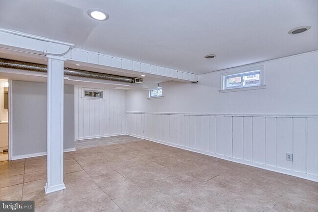 Building Photo - 3034 Fenwick Rd