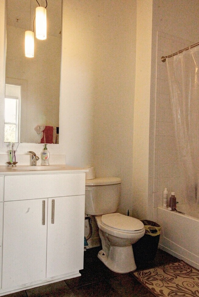 Building Photo - Gorgeous Downtown Durham 2bd/2ba Condo