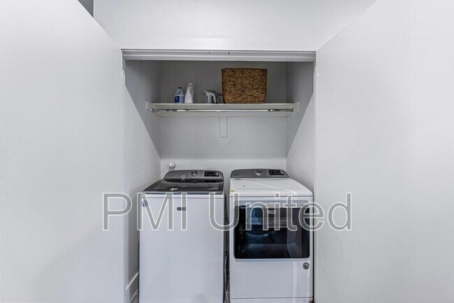 Building Photo - 425 W 9th St