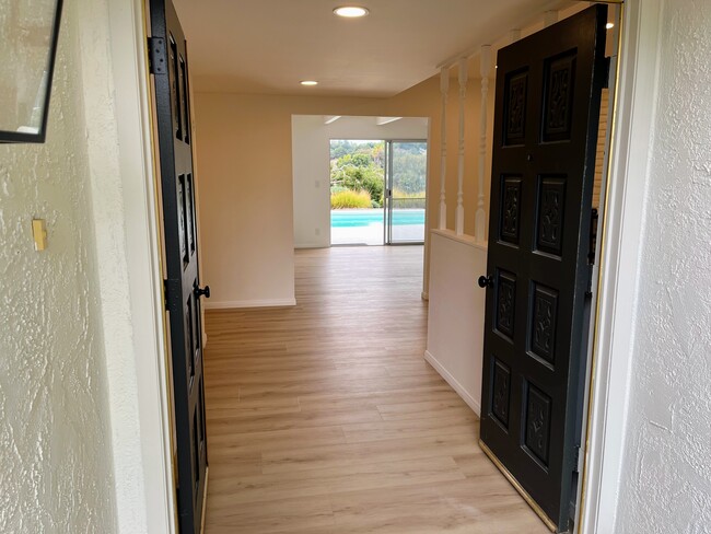 Building Photo - 915 Ranch View Ln