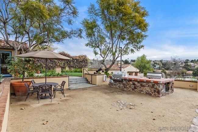 Building Photo - Gorgeous Eastlake Townhome!