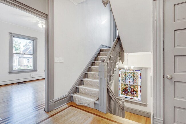 Building Photo - Renovated 5 Bedroom 2.5 Bathroom Apartment...