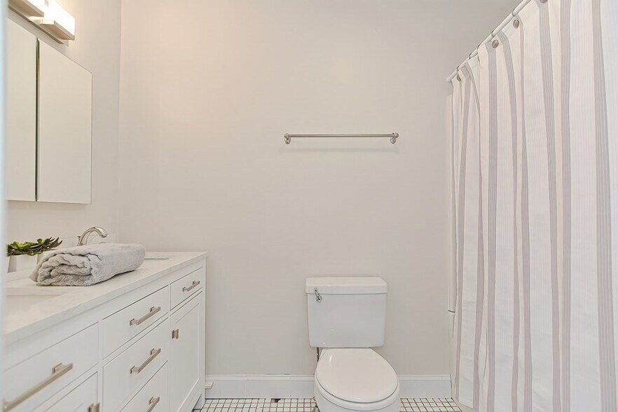 Building Photo - 28 Inman St