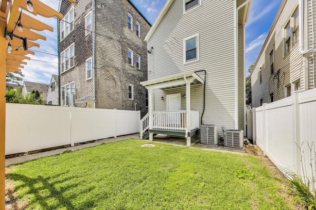 Building Photo - 3043 N Monticello Ave