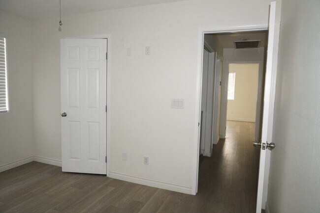 Building Photo - 4 Bedroom Home in Henderson NV!