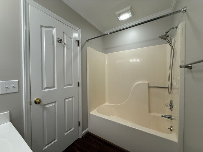 Building Photo - 815 Meadowstone Dr