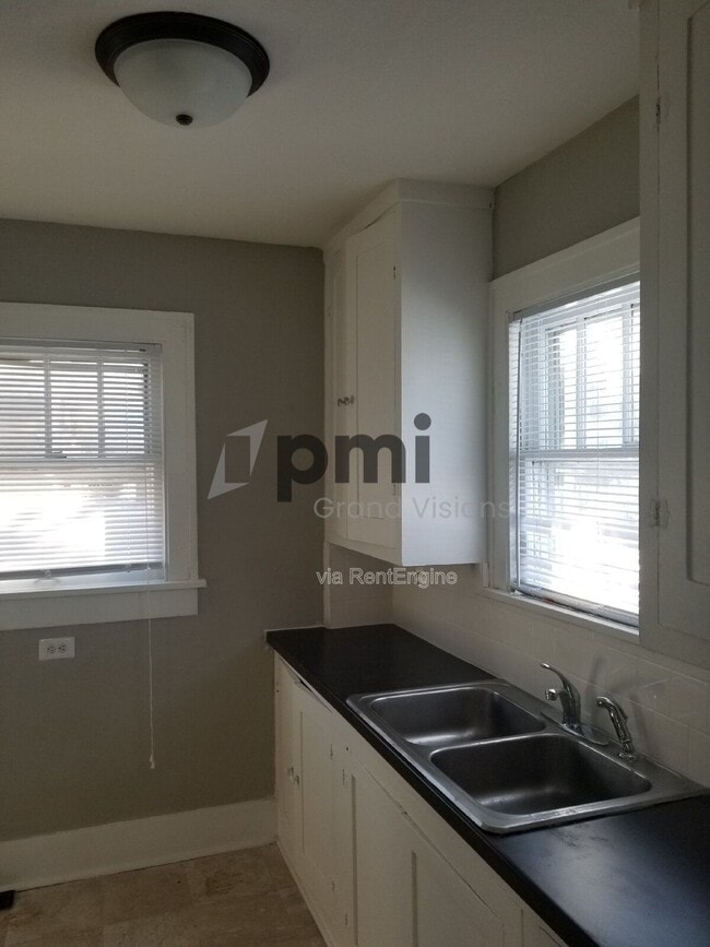 Building Photo - 698 S Stone St