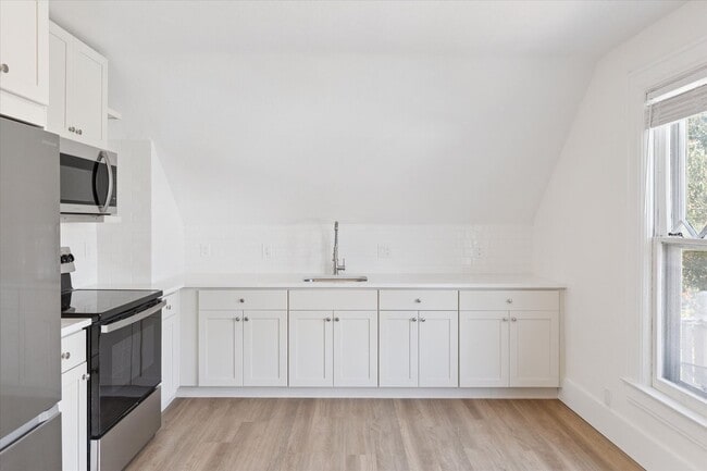 Building Photo - Fully Renovated 1 Bedroom 1 Bath Apartment...