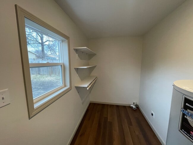 Building Photo - Update 3 Bed/1 Bath Home!