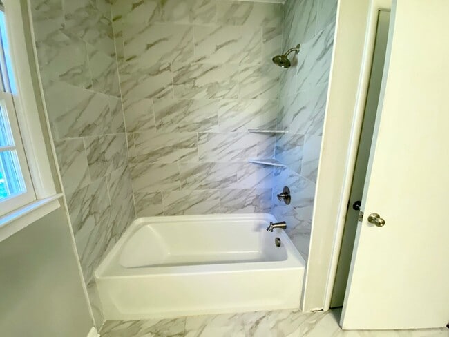 Building Photo - 1302 N Maple St