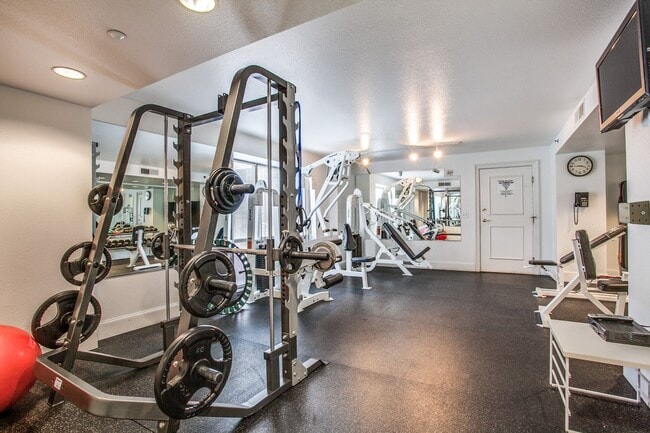 Building Photo - Gorgeous 9th Floor 1/1.5 Condo For Rent!