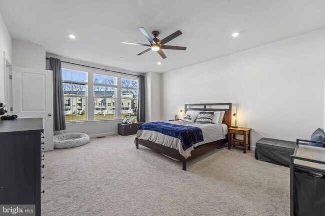 Building Photo - This beautiful 3 bed 2.5 bath 2-story condo provides a grand feeling with tall ceilings & over 16...