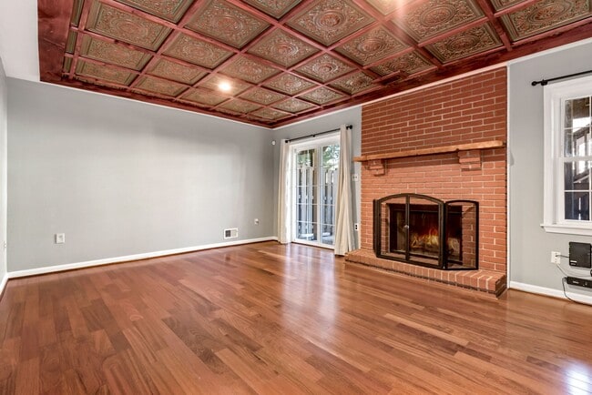 Building Photo - 8015 Merry Oaks Ln