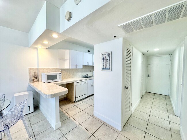 Building Photo - Amazing location: Close to Lincoln & the beaches: 1bed/1bath at the iconic Decoplage: available n...