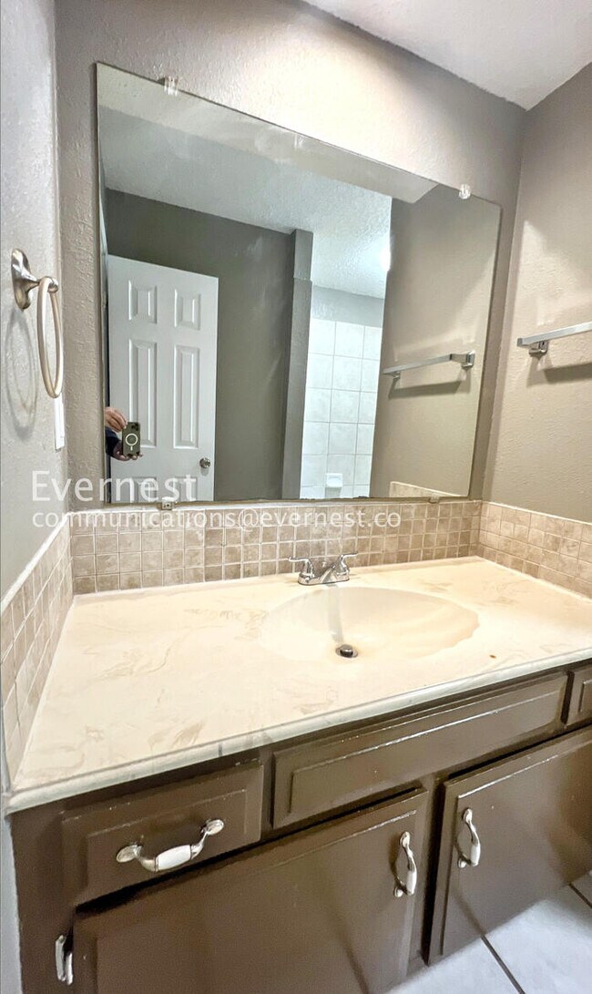 Building Photo - 309 SW Richwood Ln