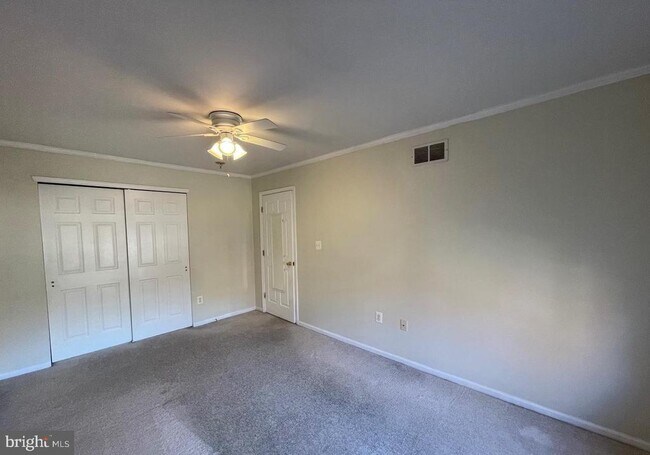 Building Photo - 127 Tulip Ln