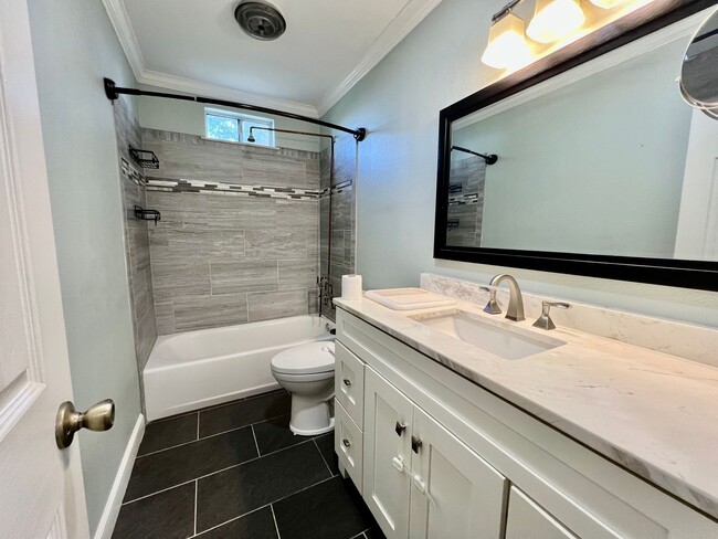 Building Photo - Cute Country Charmer!