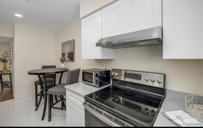 Building Photo - 1723 E 14 Mile Rd