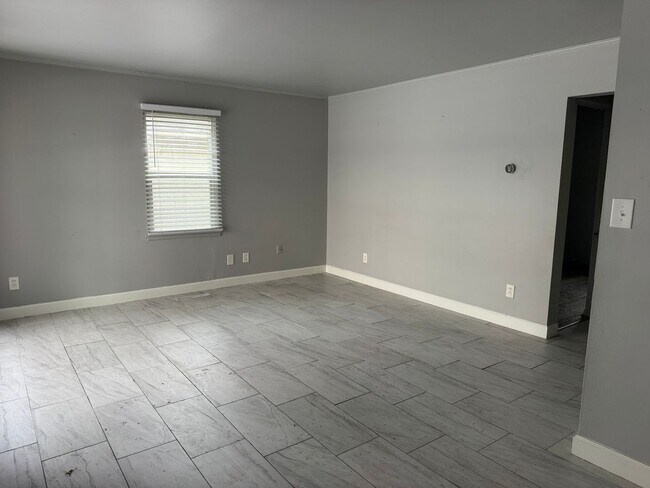 Building Photo - 2 bedrooms oak park gem