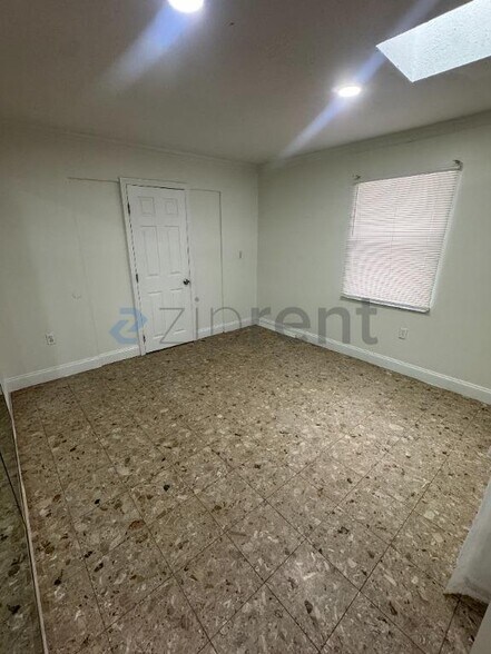 Building Photo - Unit