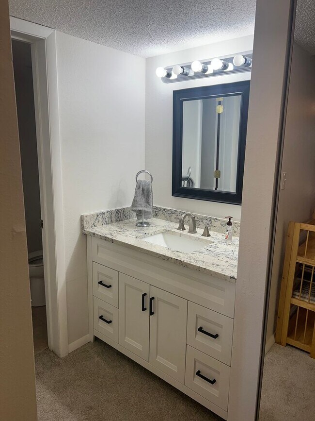 Building Photo - Seasonal Oaks IV 2/2 first floor condo