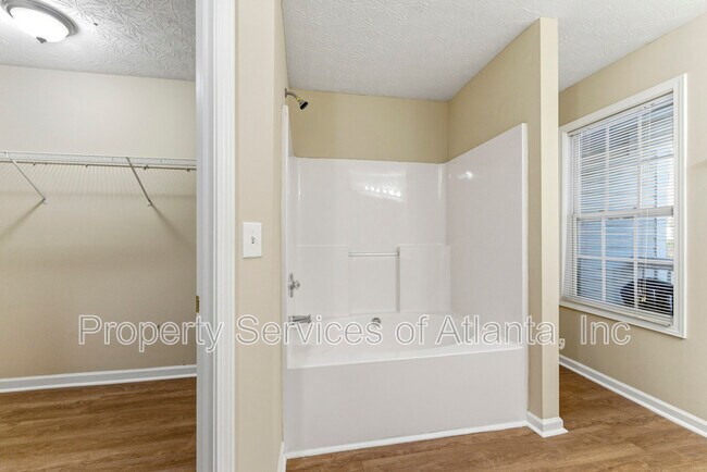 Building Photo - 2088 Manhattan Pkwy