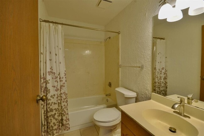 Building Photo - 3210 River Valley Dr