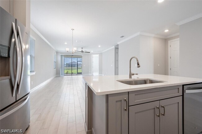 Building Photo - 28093 Sanibel Sands St