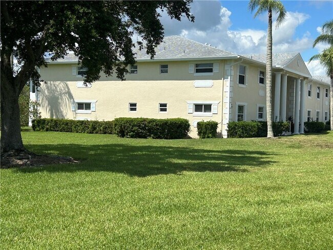 Building Photo - 451 Grove Isle Cir