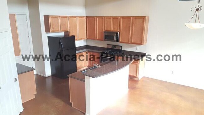 Building Photo - Large home in Red Adobe Pass