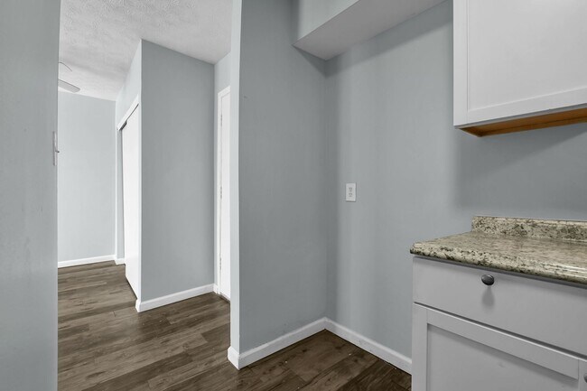 Building Photo - 2 Bedroom Apartment