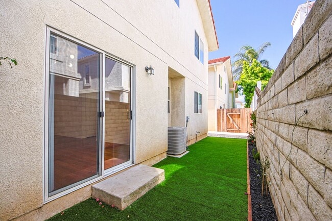 Building Photo - Fully Renovated 4 Bed/3.5Bath Home with Garage + Private Yard