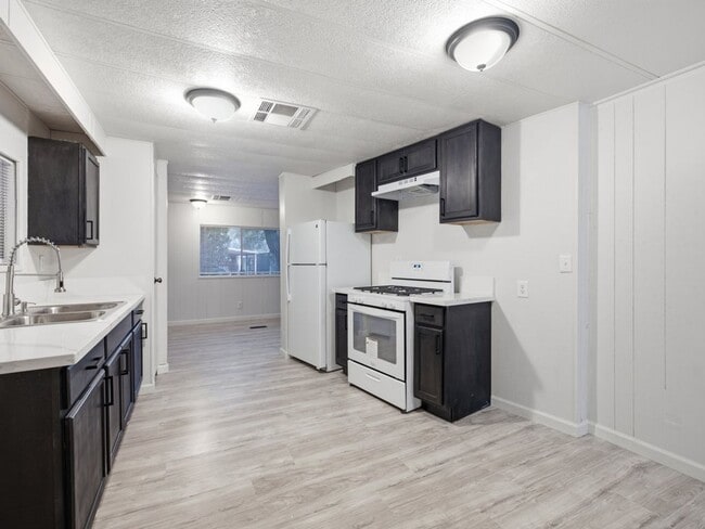 Building Photo - 3 Bedroom 2 Bathroom With community Pool!