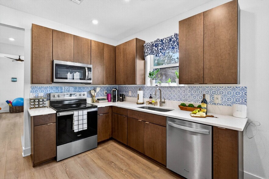 Building Photo - 1734 W Cherry St