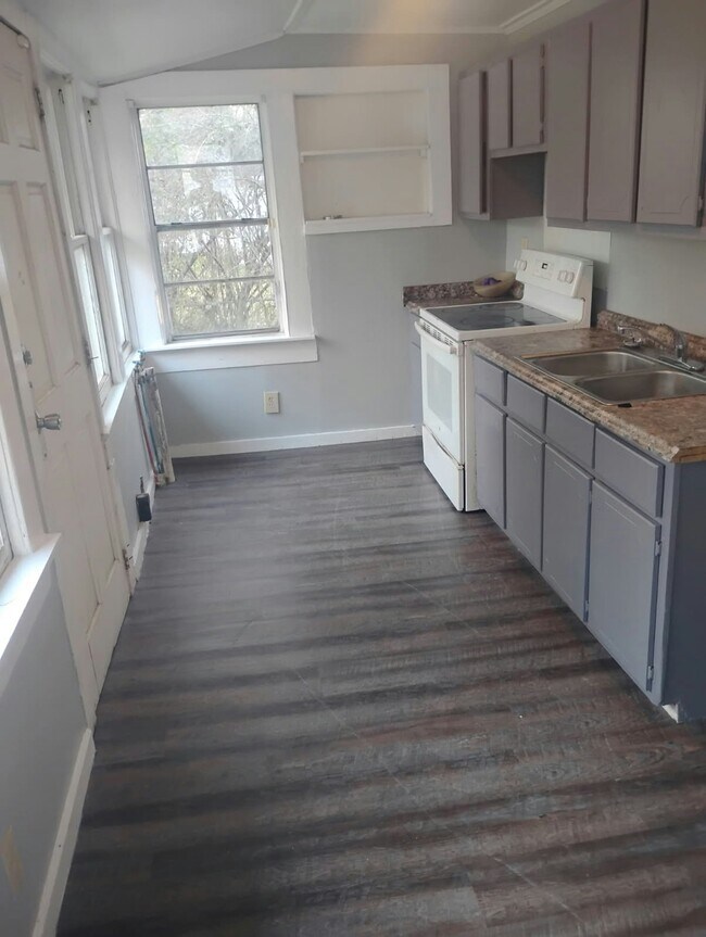 Building Photo - 1161 McRae Ave