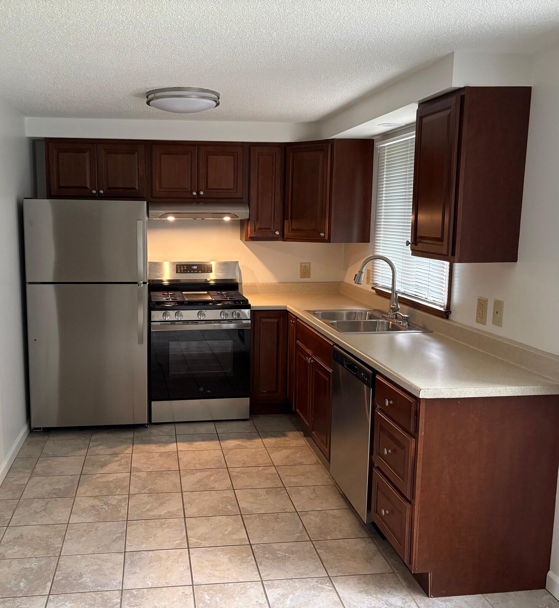 Kitchen with appliances - 1289 East and West Rd