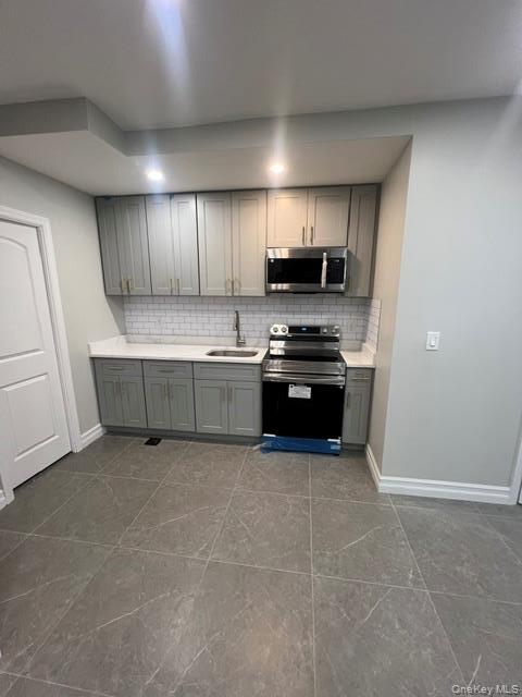 Building Photo - 2524 Tenbroeck Ave