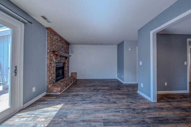 Building Photo - 907 Shelby Dr