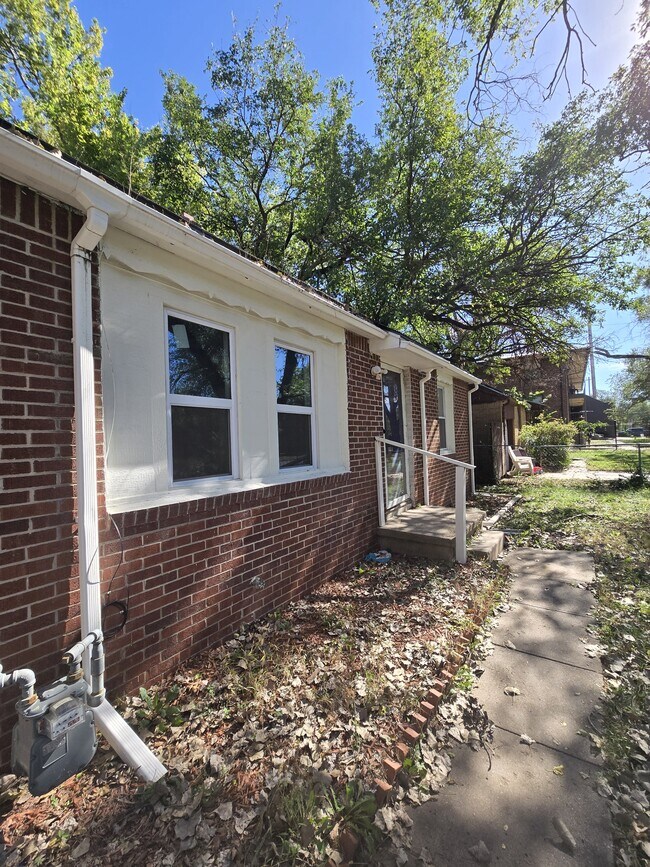 Building Photo - 1018 N Volutsia