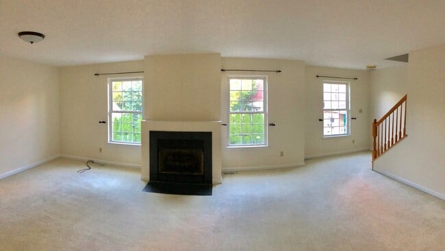 Building Photo - Beautiful 3 Bedroom Townhome In Bloomfield...