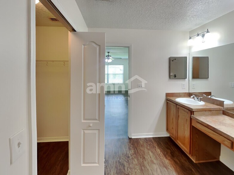 Building Photo - 14138 Devan Lee Dr W