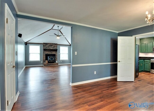 Building Photo - 697 Crestview Dr