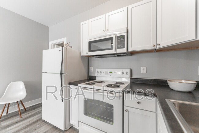 Building Photo - 2831 N Kenwood Ave