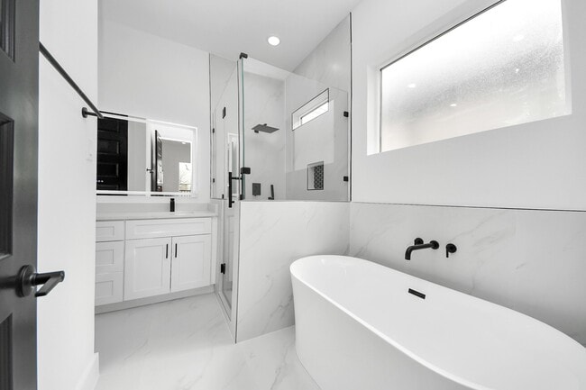 Building Photo - 3308 Hardy St