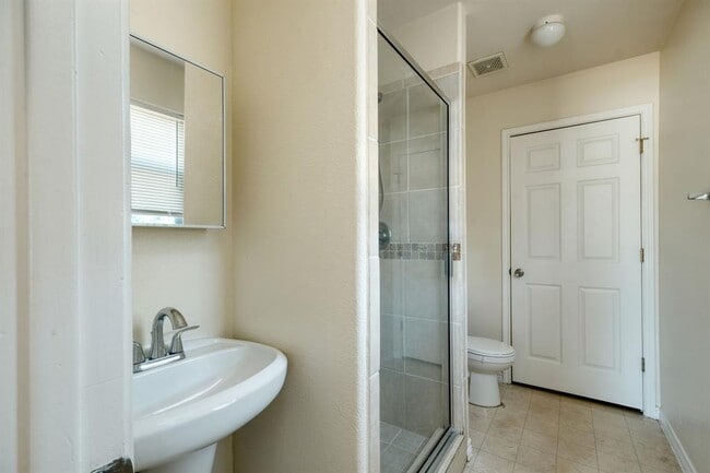 Building Photo - 108 Live Oak Cir