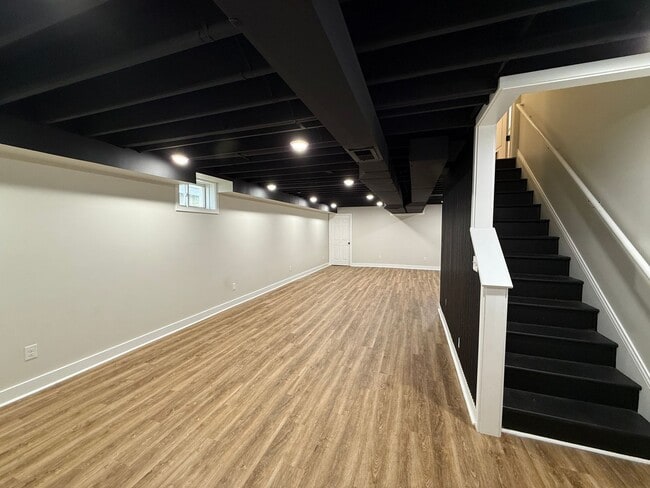 Building Photo - INSANE CLIFTON HOUSE W/FENCED IN YARD AND FINISHED BASEMENT