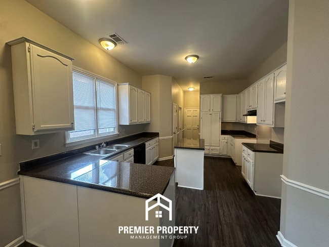 Building Photo - 8374 Kings Trail Cove