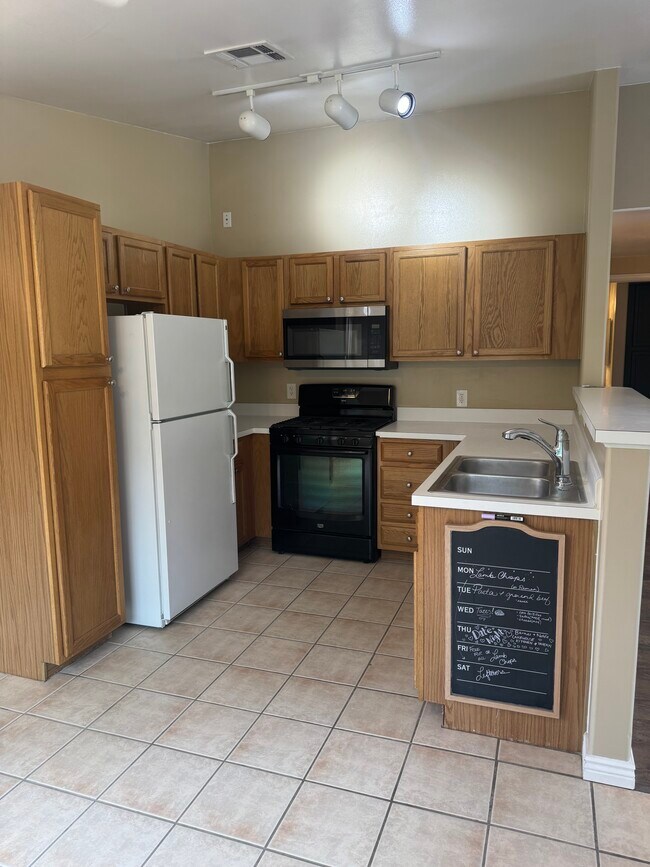 Building Photo - 8438 S Thunder Ridge Way