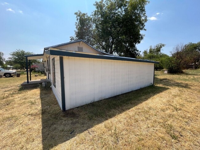 Building Photo - 3 bedroom, 1 bath