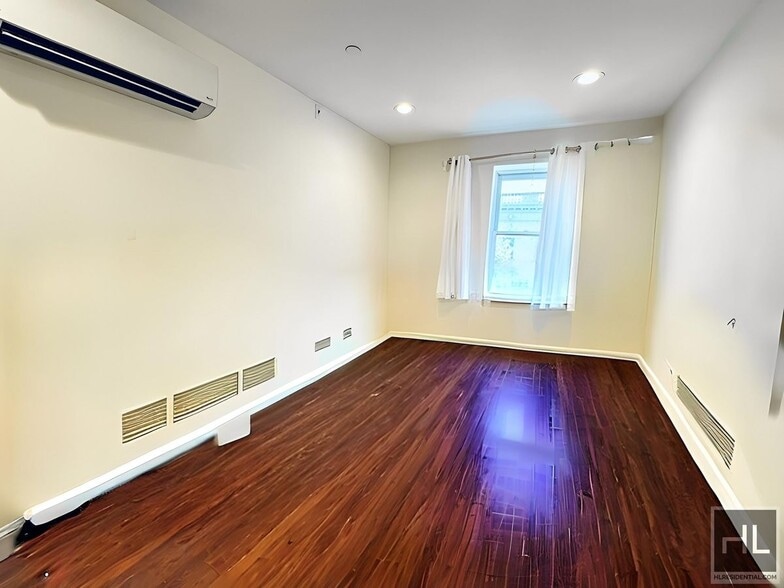 Building Photo - Striver's Row Gorgeous Penthouse 1 Bedroom!